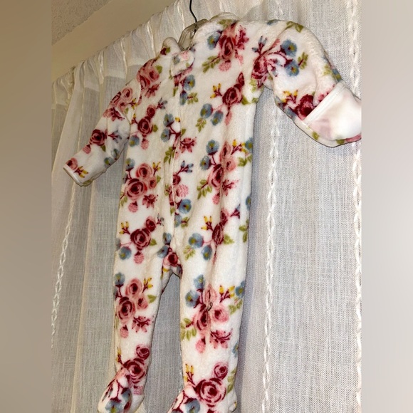 Le Top Bebe, sleeper, onesie. Pink floral patter sz. 6-9 mos. - Picture 2 of 13